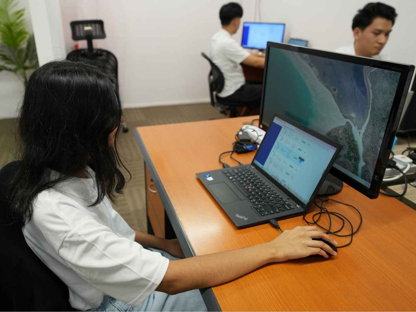 IT support specialist setting up device management and workplace desktop solutions